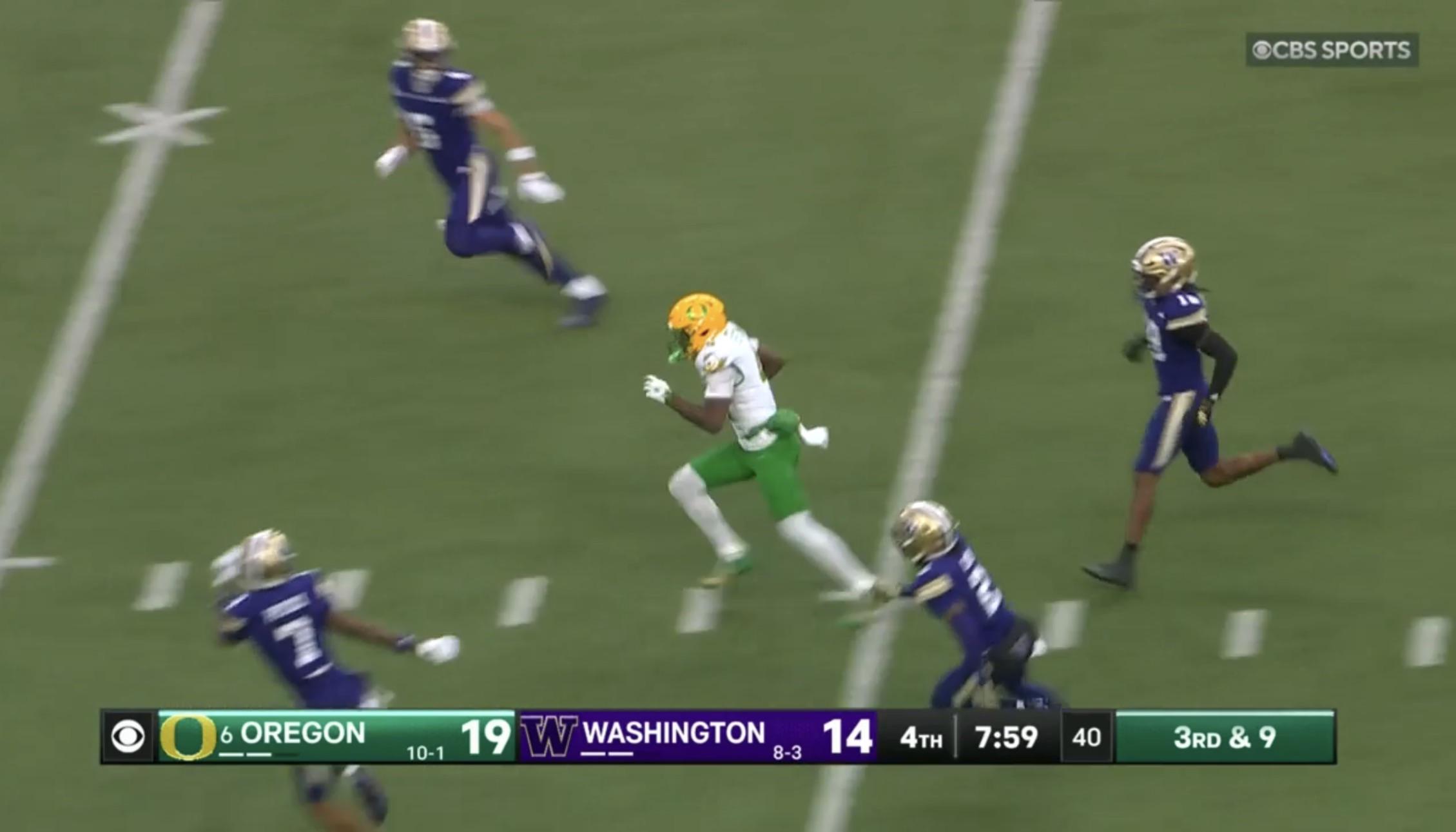 Oregon player breaks through Washington defenders, Oregon 19-14 in the 4th quarter, 2025