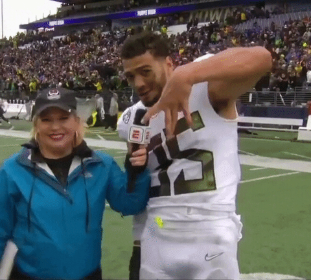 Troy Dye does the Dubs Down gesture after beating Washington at Husky Stadium